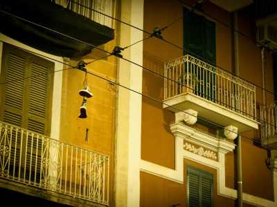 Il mistero delle scarpe sui fili